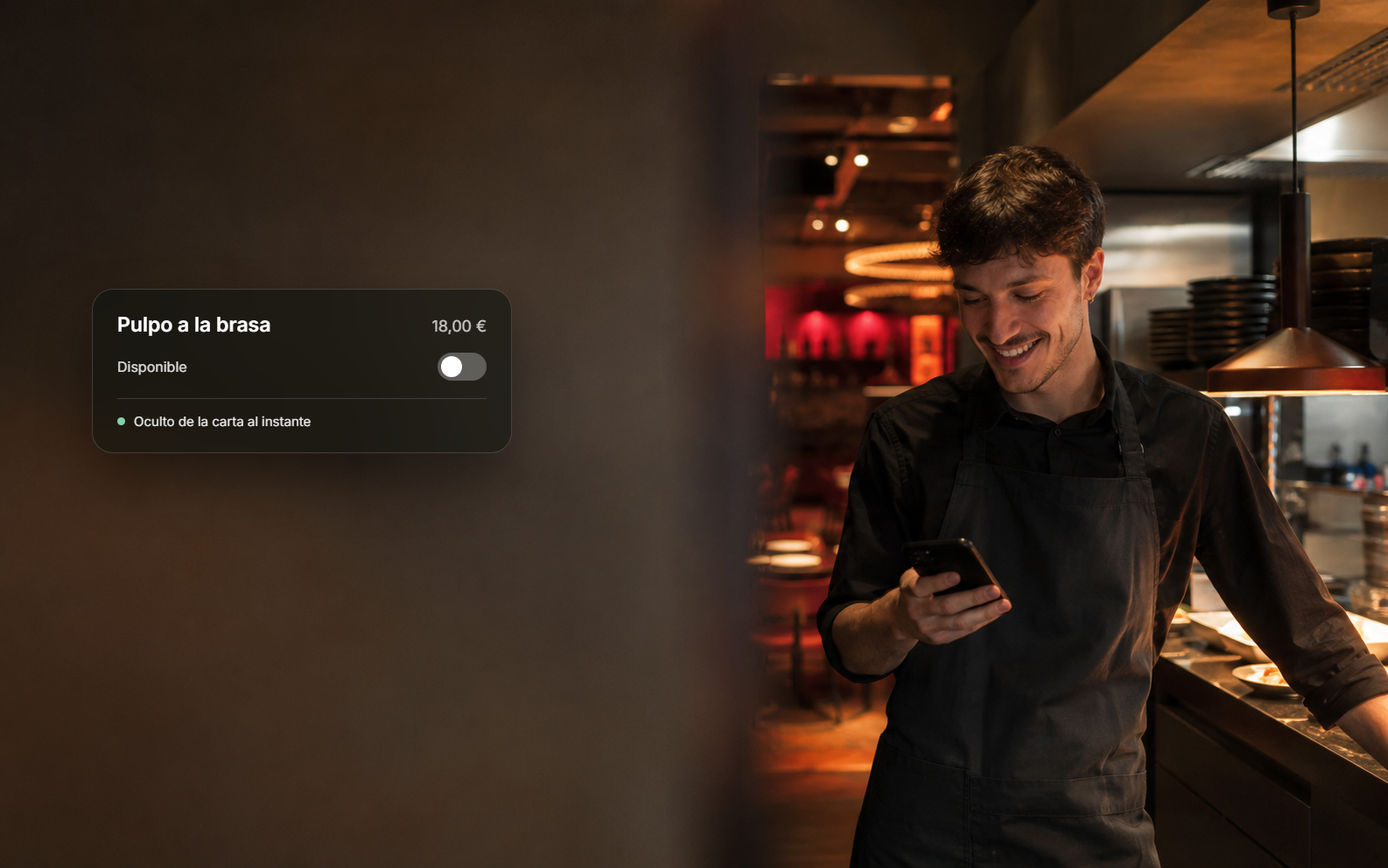 Camarero apagando el interruptor Disponible de un plato desde el móvil