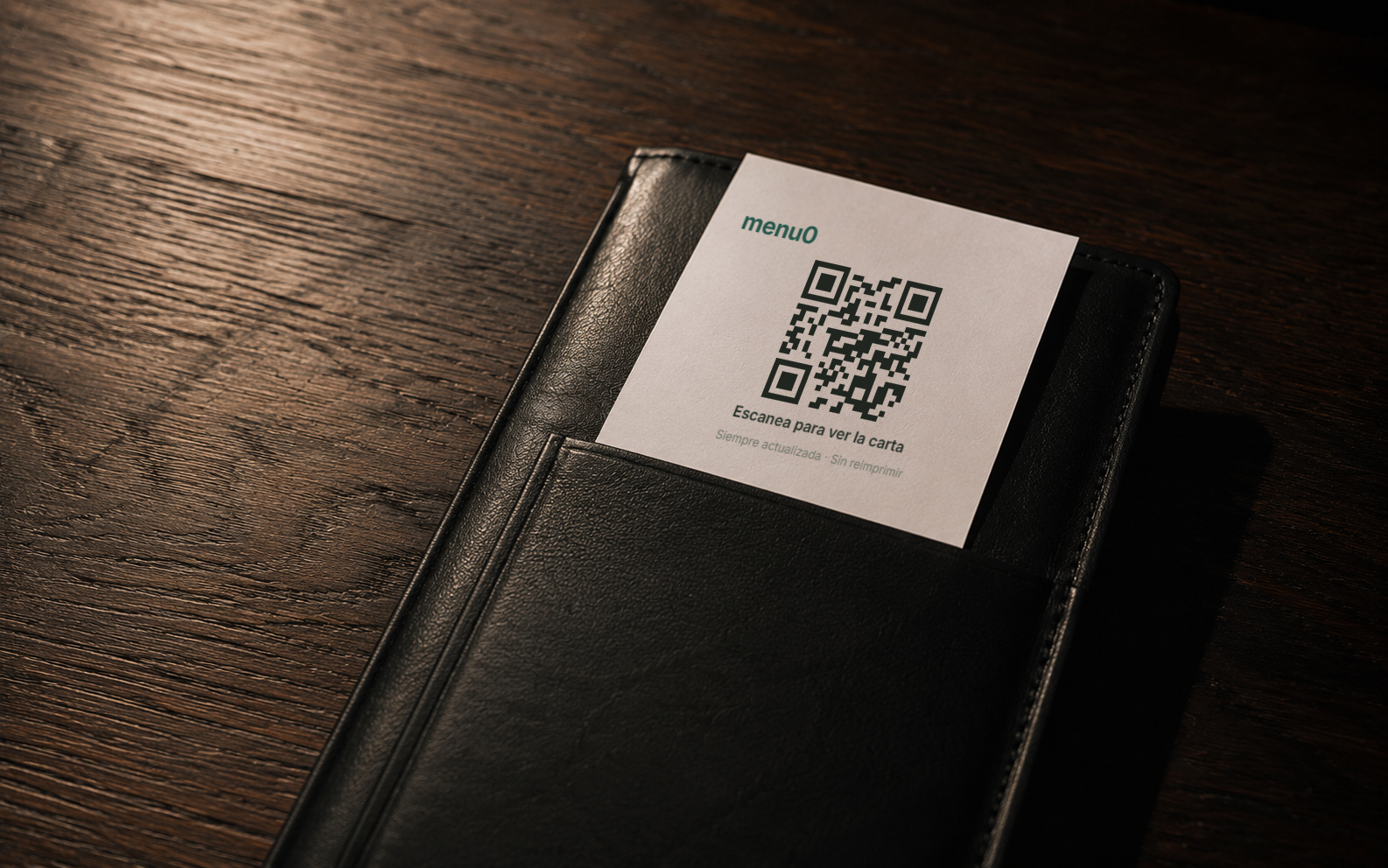 Tarjeta impresa con el QR de menu0 en un portacuentas de cuero